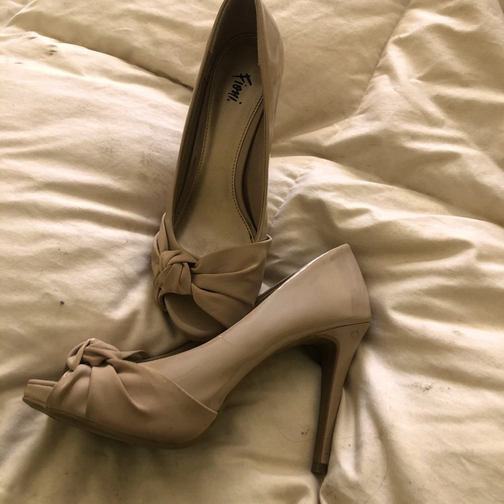 Cream heels  4” heels. Size 7.   Beautiful bow at the front.